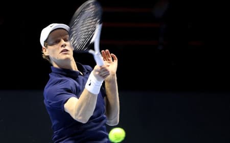 O italiano Jannik Sinner na vitória sobre o sérvio Novak Djokovic (Foto: Fayez NURELDINE / AFP)