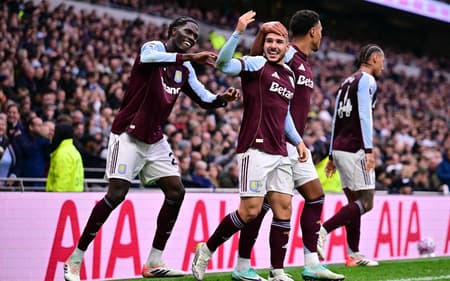 Emiliano Buendia comemora gol do Aston Villa contra o Tottenham (Foto: Ben STANSALL / AFP)