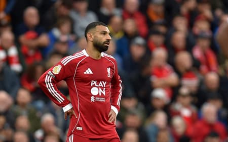 Reação de Salah ao gol do United contra o Liverpool (Foto: PETER POWELL / AFP)