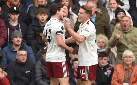 Gyokeres e Rice comemoram gol do Arsenal sobre o Burnley (Foto: PETER POWELL / AFP)