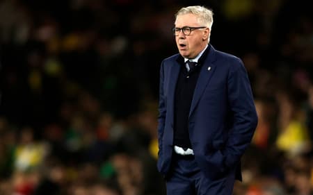 Ancelotti durante Brasil x Senegal (Foto: Ian Kington / AFP)