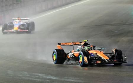 Britânico Lando Norris seguido pelo francês Isack Hadjar na classificação para o GP de Las Vegas de Fórmula 1 (Foto: Frederic J. Brown / AFP)
