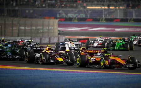 Verstappen e Norris disputam posição na sprint do GP do Catar de F1 (Foto: Mahmud Hams / AFP)