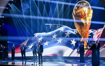 Andrea Bocelli canta na abertura da cerimônia de sorteio dos grupos da Copa do Mundo (Foto: Mandel NGAN / POOL / AFP)