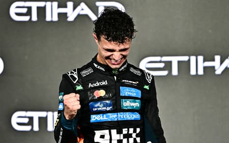 O britânico Lando Norris comemora o título da temporada da Fórmula 1 (Foto: Giuseppe CACACE / AFP)
