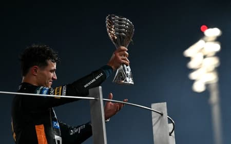 O britânico Lando Norris comemora o título da temporada da Fórmula 1 (Foto: Andrej ISAKOVIC / AFP)
