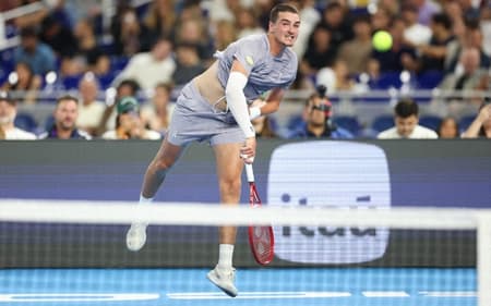 João Fonseca saca na exibição contra Carlos Alcaraz em Miami