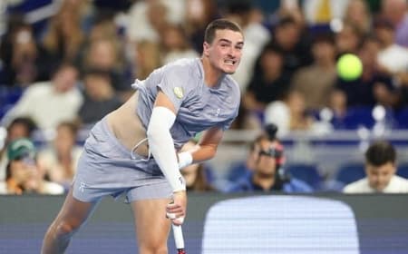 João Fonseca saca na exibição contra Carlos Alcaraz em Miami