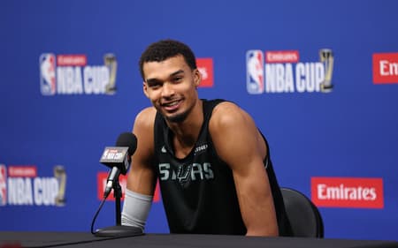 Victor Wembanyama na coletiva da Copa NBA (Foto: David L. Nemec / NBAE / Getty Images / Getty Images via AFP)