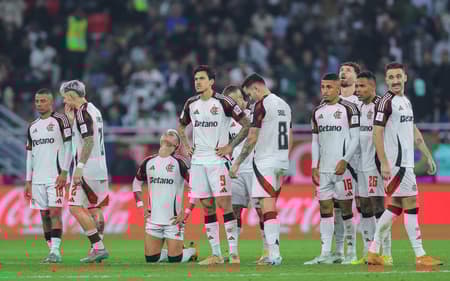 Jogadores do Flamengo após a derrota para o PSG (Foto: Karim JAAFAR / AFP)