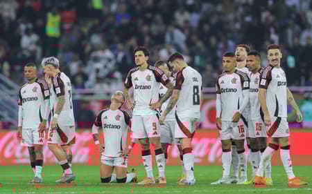 Jogadores do Flamengo após a derrota para o PSG (Foto: Karim JAAFAR / AFP)