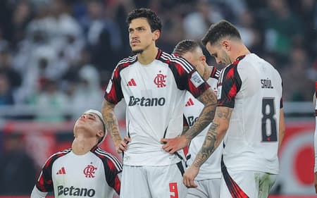 Jogadores do Flamengo após a derrota para o PSG (Foto: Karim JAAFAR / AFP)