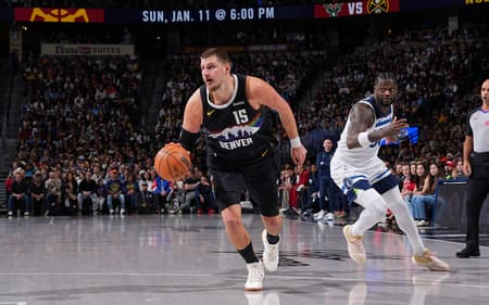 Nikola Jokic na partida de Denver Nuggets x Minnesota TImberwolves na rodada de Natal 2025 (Foto: Bart Young / NBAE / Getty Images / Getty Images via AFP)
