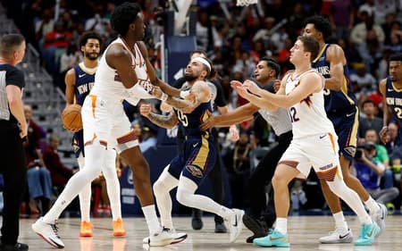 Jose Alvarado (de branco) e Mark Williams (azul) em briga durante New Orleans Pelicans x Phoenix Suns (Foto: Tyler Kaufman / GETTY IMAGES NORTH AMERICA / Getty Images via AFP)