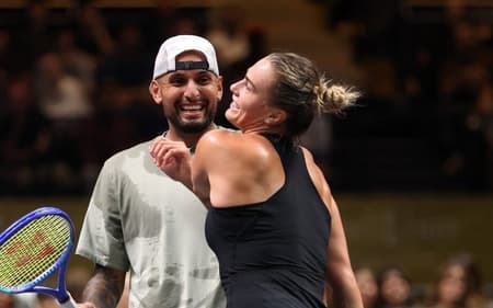 A bielorrussa Aryna Sabalenka e o australiano Nick Kyrgios se divertem na Coca Cola Arena (Foto: Christopher Pike / POOL / AFP)