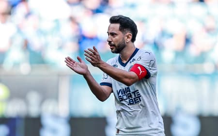 Everton Ribeiro dá instruções para o Bahia (Foto: Giancarlo Santorum/AGIF)