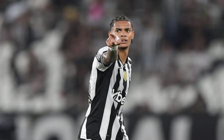 Newton é um dos destaques do Botafogo nos últimos jogos (Foto: Thiago Ribeiro/AGIF)