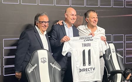 Alejandro Paul, Diretor Geral do Colo-Colo, Tironi Paz Ortiz, Presidente da Imply Tecnologia, e Aníbal Mosa, Presidente do Colo-Colo, no fechamento da parceria (Foto: Reprodução)