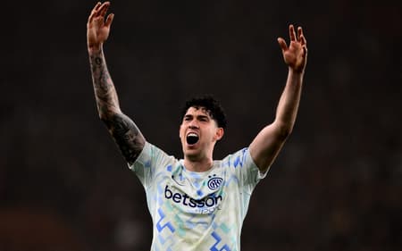 Especulado no Barcelona, Bastoni é zagueiro da Inter de Milão (Foto: MARCO BERTORELLO / AFP)