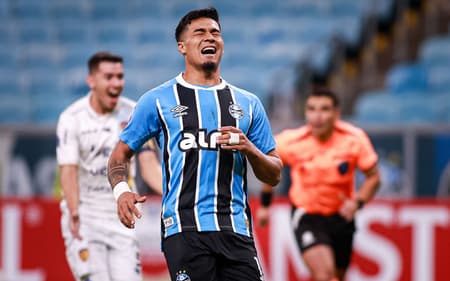 Arezo lamenta pênalti perdido em jogo do Grêmio. (Foto: Maxi Franzoi/AGIF)