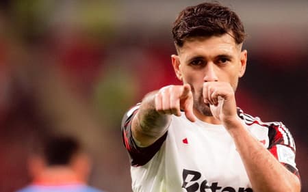 Arrascaeta comemora gol marcado pelo Flamengo contra o Cruz Azul, pelo Mundial