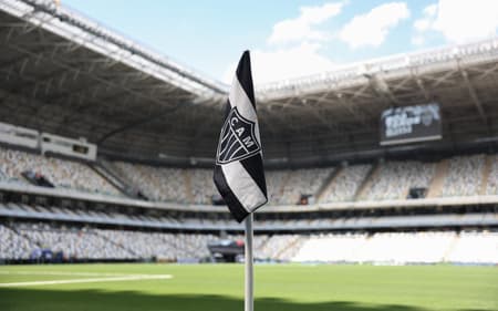 Bandeirinha de escanteio do Atlético na Arena MRV (Foto: Daniela Veiga / Atlético)