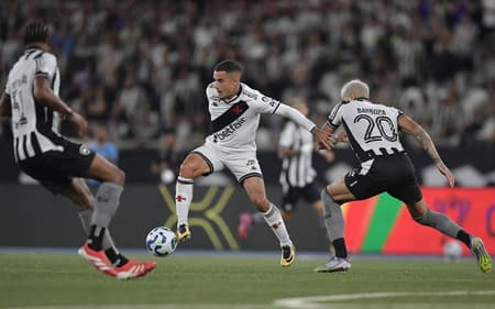 Barboza jogador do Botafogo disputa lance com Coutinho jogador do Vasco durante partida no estadio Engenhao pelo campeonato Copa Do Brasil 2025.