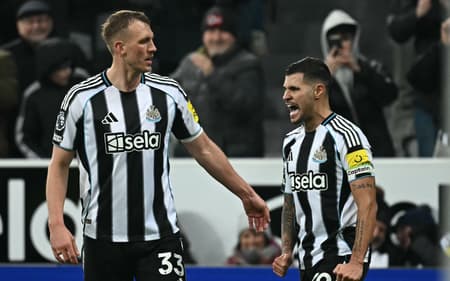 Bruno Guimarães comemorando o gol marcado no duelo entre Newcastle e Tottenham (Foto: Paul Ellis/AFP)