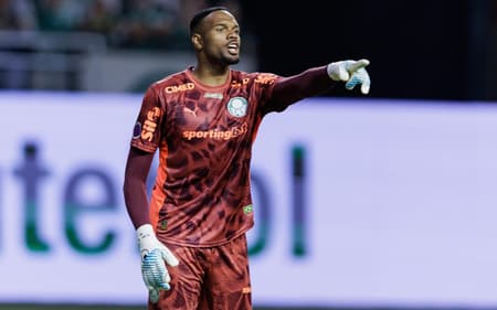 Carlos Miguel, jogador do Palmeiras em acao durante partida contra o Cruzeiro,