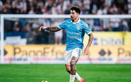 Gustavo Cazonatti em ação pelo Sporting Cristal, do Peru (Foto: Reprodução)