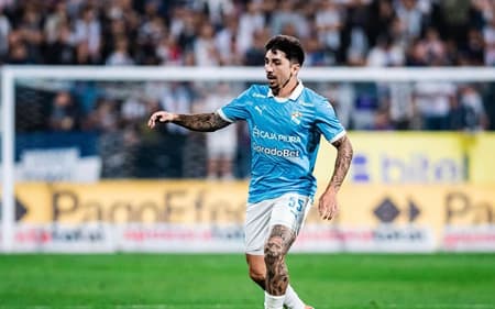 Gustavo Cazonatti em ação pelo Sporting Cristal, do Peru (Foto: Reprodução)