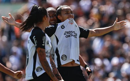 Jogadoras do Corinthians comemoram gol na semifinal do Brasileirão Feminino