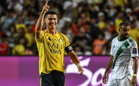 Cristiano Ronaldo comemora gol do Al-Nassr sobre o Al-Ahli, na Supercopa Saudita