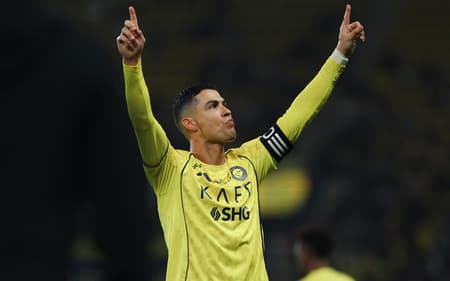 Cristiano Ronaldo comemora gol marcado pelo Al-Nassr sobre o Al-Okhdood