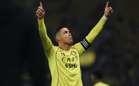Cristiano Ronaldo comemora gol marcado pelo Al-Nassr sobre o Al-Okhdood