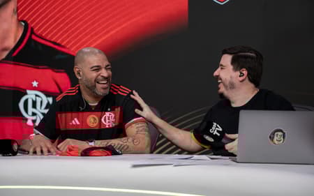 Adriano Imperador na transmissão da Cazé TV de Flamengo x Bayern (Foto: Divulgação Cazé TV)
