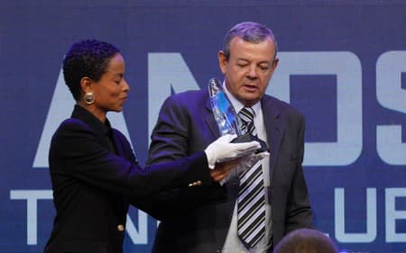 Lars Grael, ao centro, durante a premiação do Sou do Esporte (Divulgação)