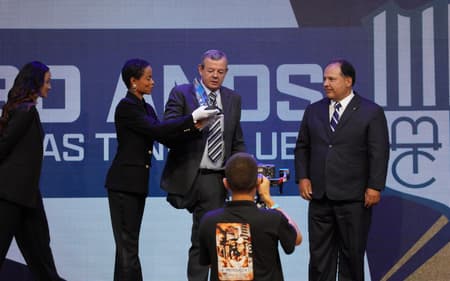 Lars Grael, ao centro, durante a premiação do Sou do Esporte (Divulgação)