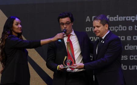 Marco Antônio La Porta, presidente do COB, durante premiação à Confederação Brasileira de Golf, no 10º Prêmio Sou do Esporte (Divulgação)