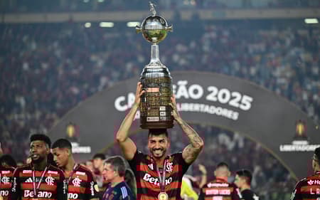 Danilo ergue taça da Libertadores - Flamengo campeão da edição 2025