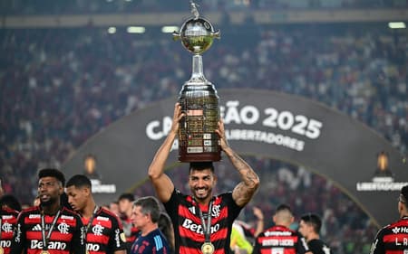 Danilo ergue taça da Libertadores - Flamengo campeão da edição 2025