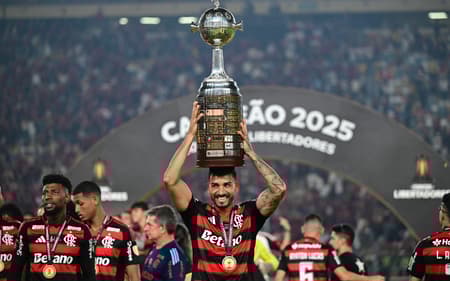 Danilo ergue taça da Libertadores - Flamengo campeão da edição 2025