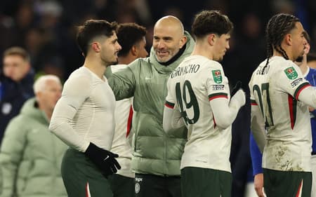 Enzo Maresca comemora vitória do Chelsea (Foto: Adrian Dennis / AFP)