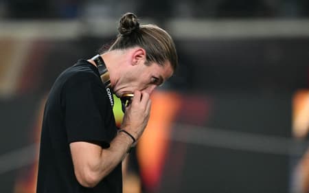 Filipe Luís, do Flamengo, beija medalha de campeão da Libertadores (Foto: Luis ACOSTA / AFP)