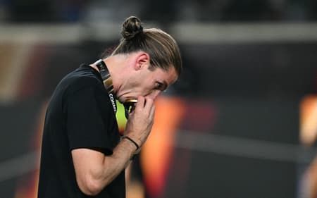 Filipe Luís, do Flamengo, beija medalha de campeão da Libertadores (Foto: Luis ACOSTA / AFP)