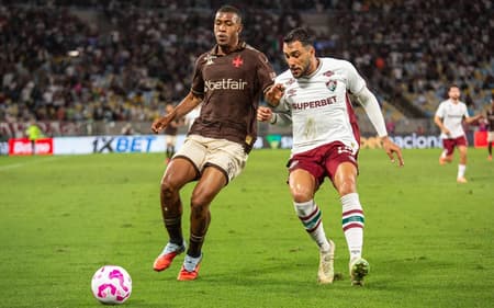 Rayan, do Vasco, e Freytes, do Fluminense, duelam pela bola em jogo pelo Brasileirão