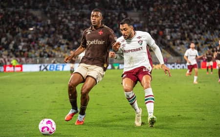 Rayan, do Vasco, e Freytes, do Fluminense, duelam pela bola em jogo pelo Brasileirão