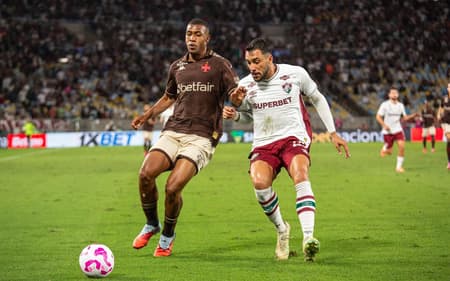 Rayan, do Vasco, e Freytes, do Fluminense, duelam pela bola em jogo pelo Brasileirão