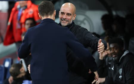 Guardiola abraça Xabi Alonso no confronto entre Real Madrid e Manchester City, pela Champions League