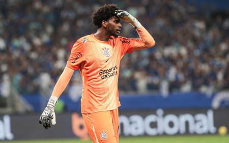 Hugo Souza em Cruzeiro x Corinthians pela semifinal da Copa do Brasil